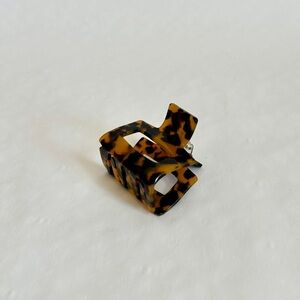 Chic Tortoise Shell Hair Claw